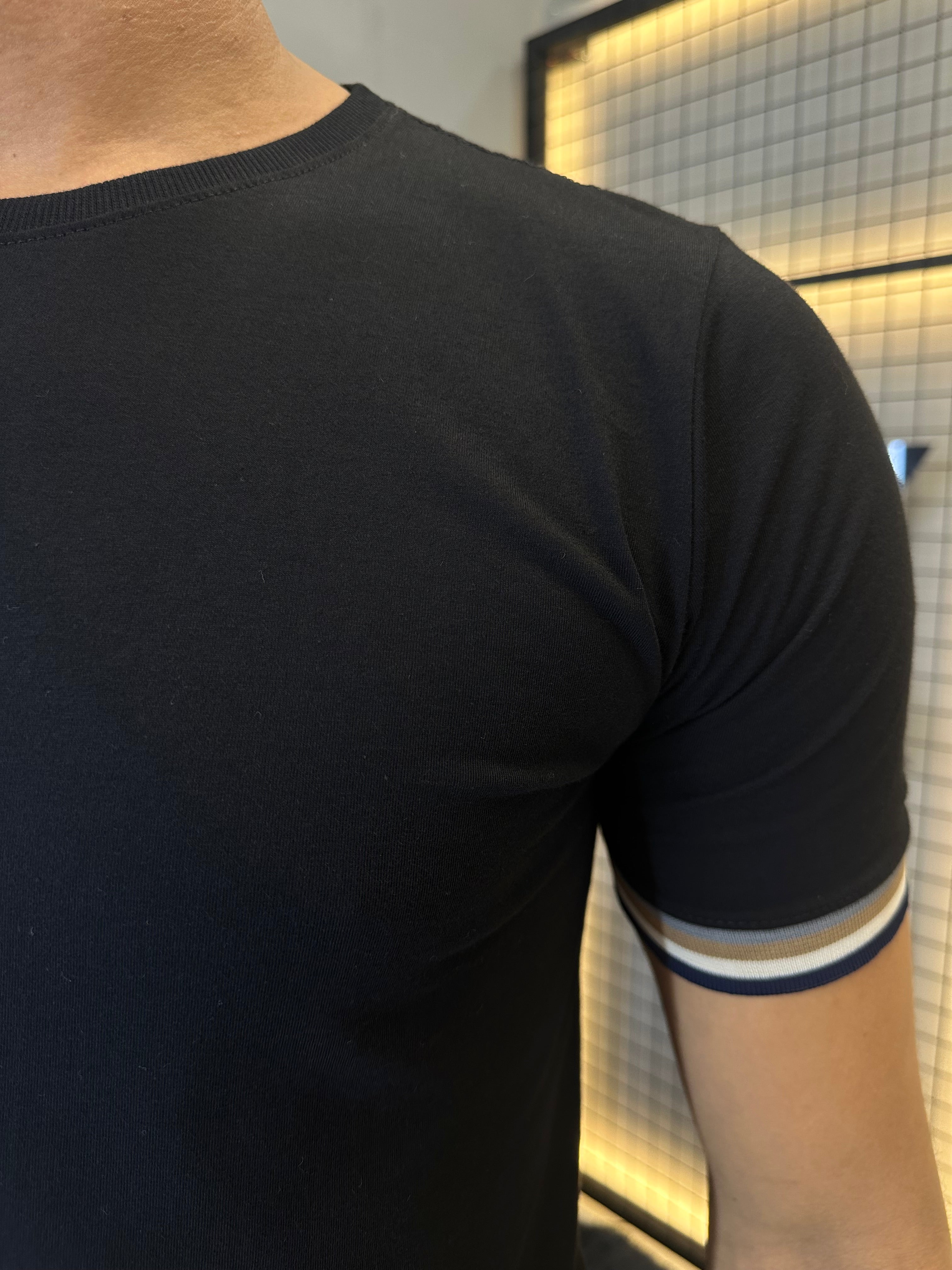 T-shirt com Punho - Preta